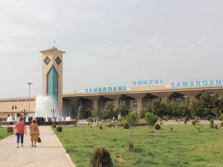Samarkand Bahnhof Bahnreise Usbekistan