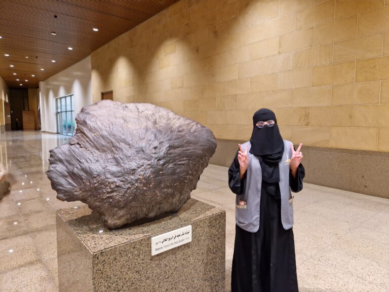 Riyadh Museum Coole Frau Saudi-Arabien Reise